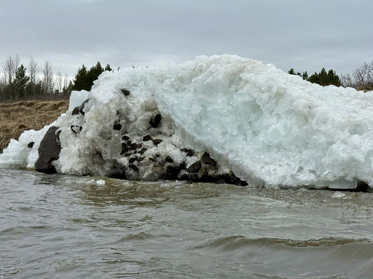 Íshröngl við Apavatn, líklega um 3m hár stafli. Takið eftir grjótinu.